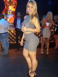 En la discoteca con minifalda