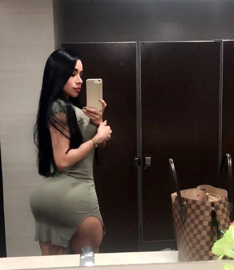 Latina de culazo en minifalda