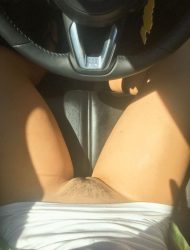 Conduciendo y enseñando el coño