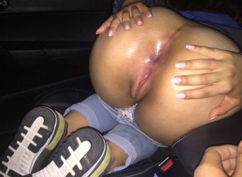 Mostrando el culo en el coche