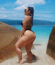 Tia jamona en la playita