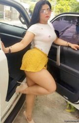 Gordita con minifalda amarilla