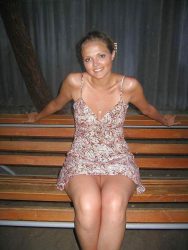 Jovencita descuidada al sentarse