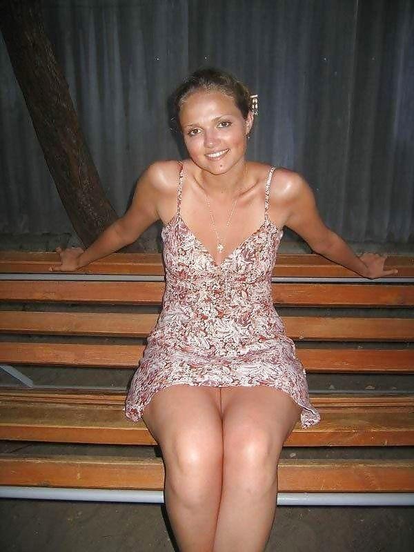 Jovencita descuidada al sentarse