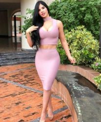 Vestido entallado y caderas