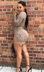 Latina gordiculona en falda