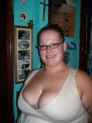 Gordita nerd enseñando escote