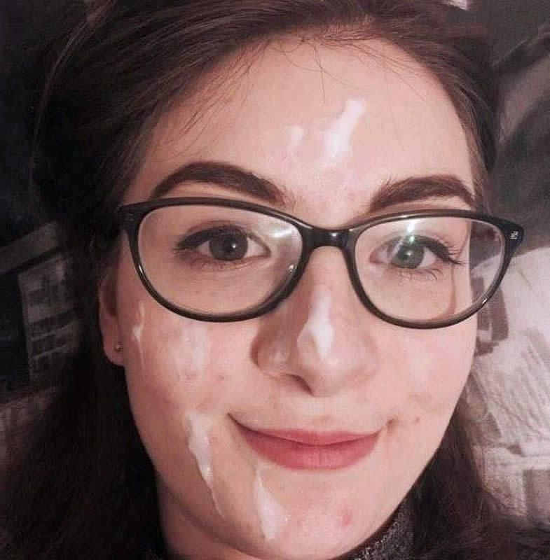 mujer con gafas eyaculada