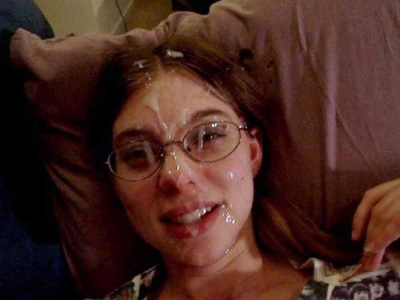 chica con gafas con semen