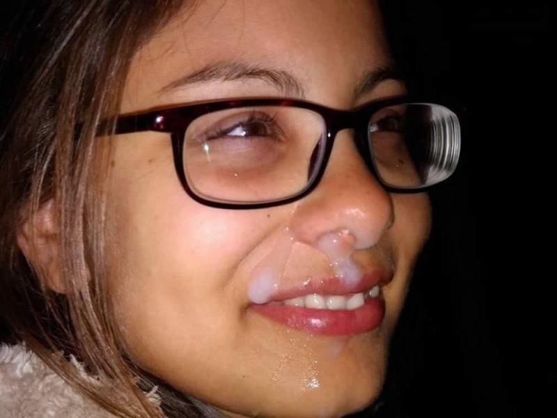 jovencita zorra con gafas recibiendo semen