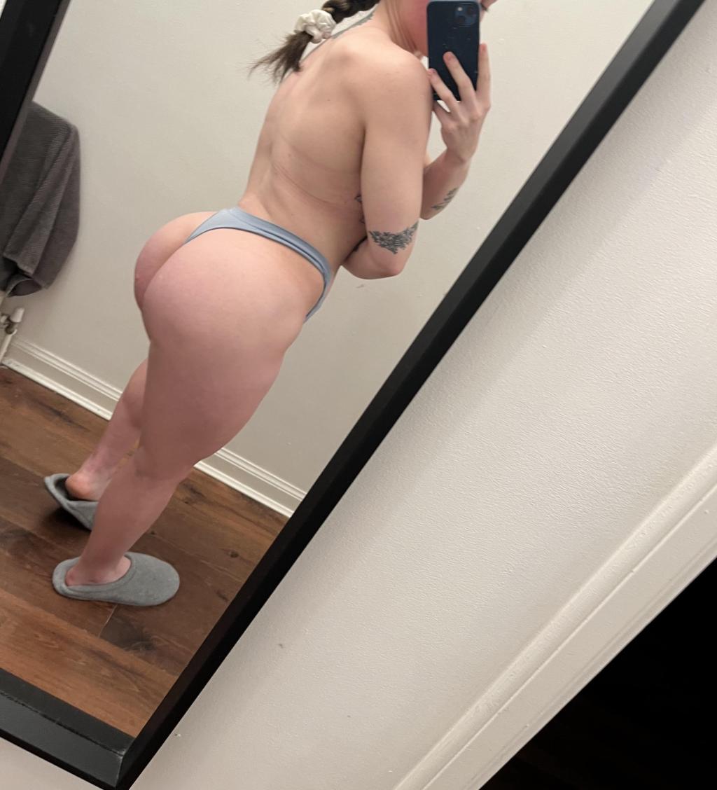 mujer desnuda en el espejo