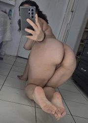 Morena nalgona tomando selfie atrevida